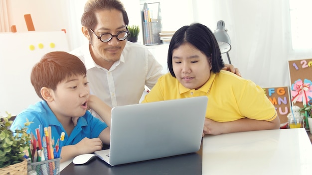 랩톱 컴퓨터에서 수업 학습에 교사 방 어린이