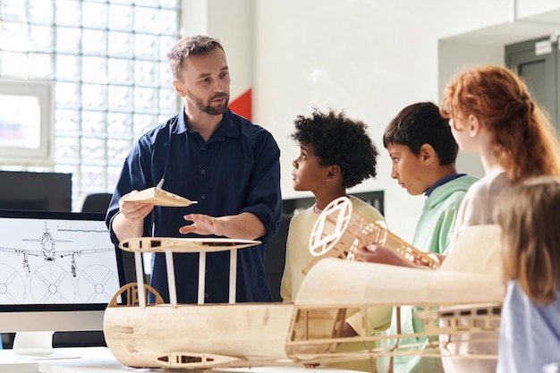 Foto tutor che parla con un gruppo di bambini