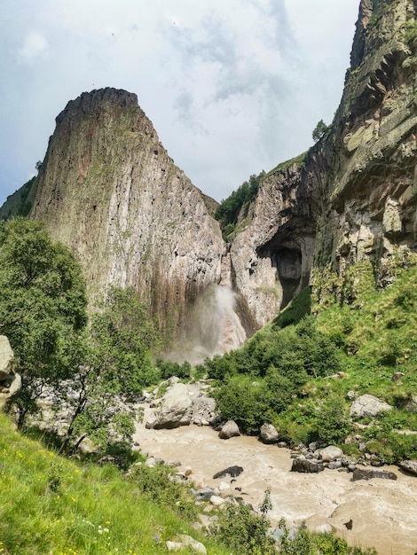 TuzlukShapa-waterval omringd door het Kaukasusgebergte in de buurt van Elbrus Jilysu, Rusland