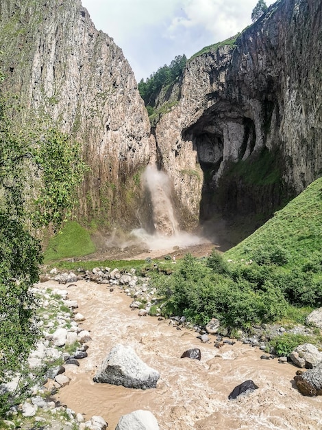 TuzlukShapa-waterval omringd door het Kaukasusgebergte in de buurt van Elbrus Jilysu, Rusland
