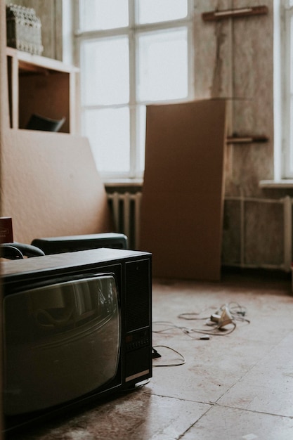 Photo tv on the floor of an old house