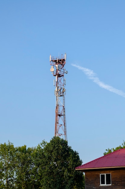 TV-radiotoren in de stad, groene moderne stad. transmissie van signalen naar verschillende delen van het land. TV-radiotoren in stad, groene moderne stad. overdragen