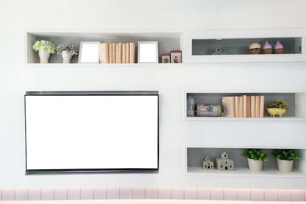 Tv e mensola in salotto stile contemporaneo. mobili in legno in bianco con decorativi a casa.