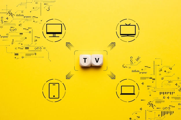 Foto tv o concetto televisivo su dispositivi diversi. icone di computer, tv e smartphone.