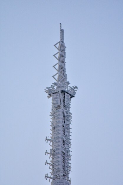 Foto tv-toren in ijs winter