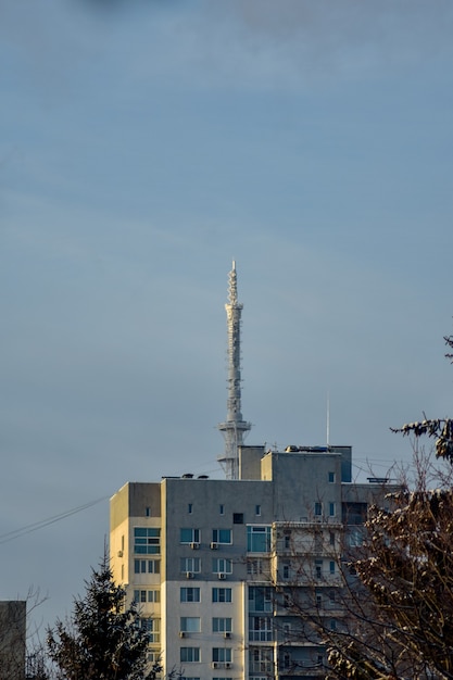 TV-toren op een winterse dag