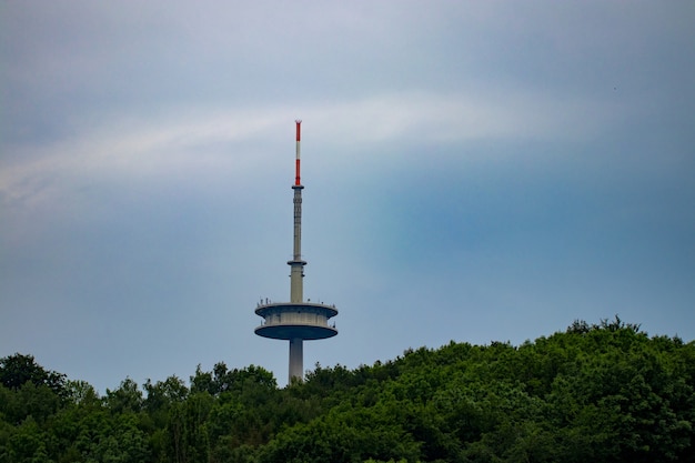 숲의 언덕에 독일에서 TV 타워.