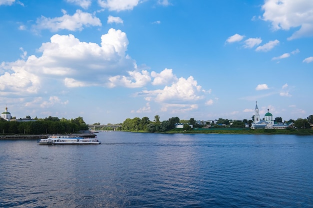 Tver stadsgezicht aan de rivier de Volga met bruggen in de zomer van Rusland
