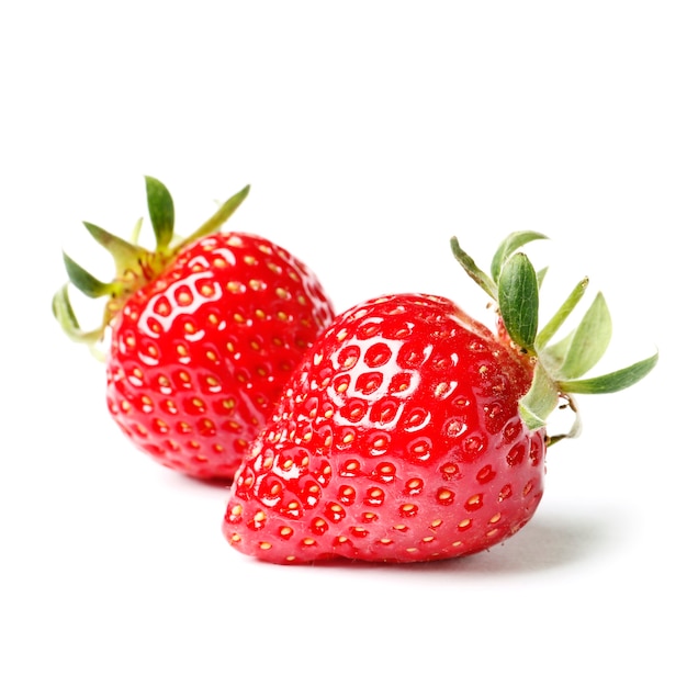 Twee aardbeien close-up op witte achtergrond