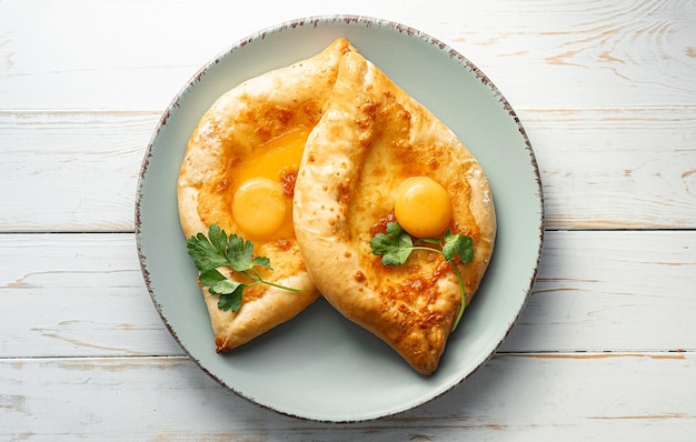 Twee Adjarian khachapuri in traditionele klassieke Georgische stijl