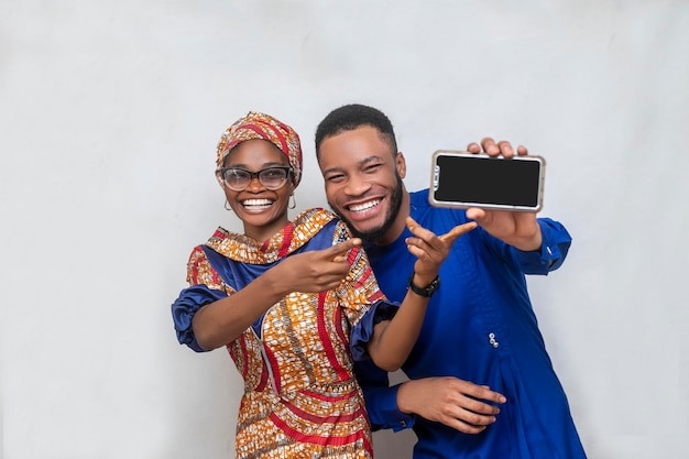 Twee Afrikaanse mensen met telefoonscherm