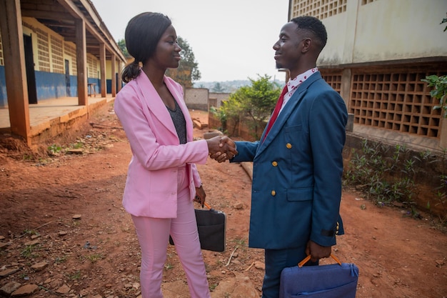 Twee Afrikaanse zakenmensen die elkaar de hand schudden, zijn netjes geklede zakencollega's die het erover eens zijn