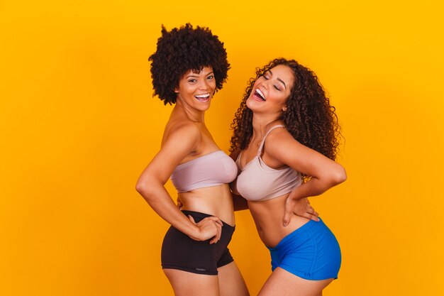 Twee afro-meisjes die lingerie dragen