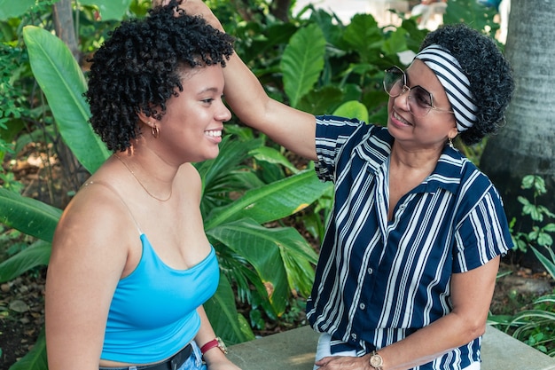 Foto twee afro-vrouwen delen in het park