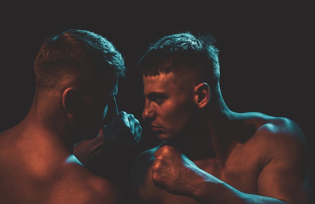 Twee agressieve mannen. Gewelddadig begrip. Jongens vechten. Boos mannetje. Sterk en macht mans hand met spieren.