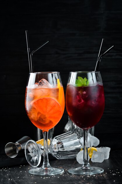 Twee alcoholische cocktails Aperol Sprits Cocktail met bes Op een houten achtergrond Bovenaanzicht Gratis kopieerruimte