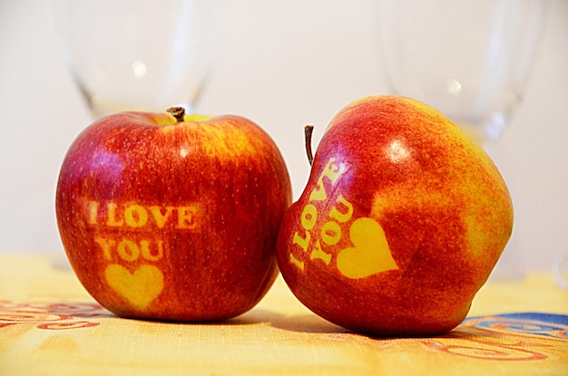 Twee appels met de inscriptie ik hou van je