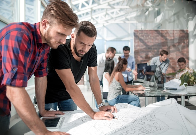 Twee architecten bespreken een nieuwe projectfoto met kopieerruimte