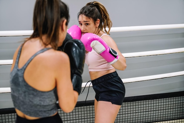 Twee atleten oefenen samen boksen in de ring