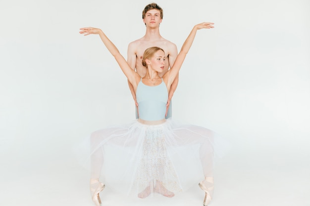 Twee atletische moderne balletdansers dansen