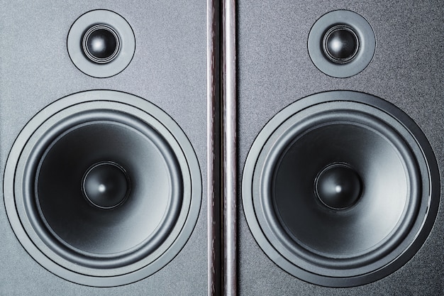 Foto twee audioluidsprekers op donker, close-up