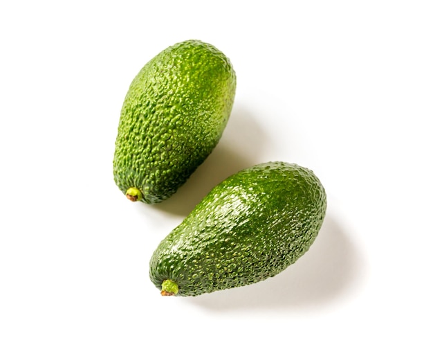 Twee avocado's geïsoleerd op een witte achtergrond