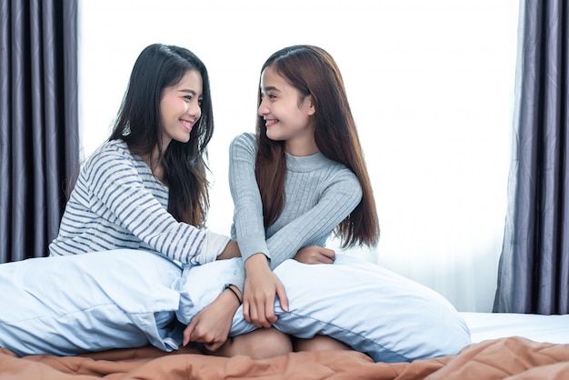 Twee Aziatische lesbische vrouwen in de slaapkamer. Paar mensen en schoonheid concept