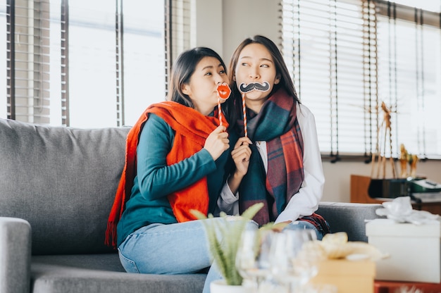 Twee Aziatische meisjes beste vrienden die pret hebben tijdens de vakantie van het Nieuwjaarseizoen