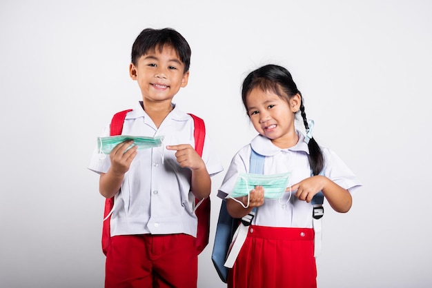 Twee Aziatische student jongen meisje jongen broer zus dragen student thai uniform houden beschermend masker