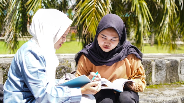Twee Aziatische studievrienden bespreken