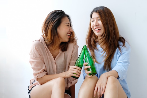 Twee Aziatische vrouwen die bier drinken bij partij, viering, LGBT-paar, levensstijl