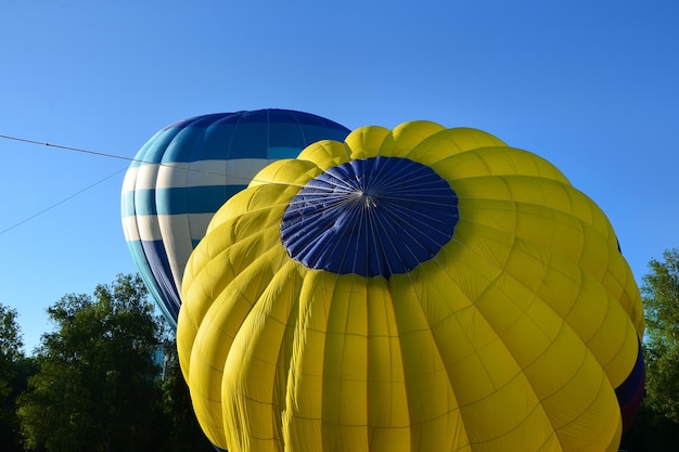 Twee ballonnen voor de vlucht witblauw en geelblauw hete luchtballon close-up