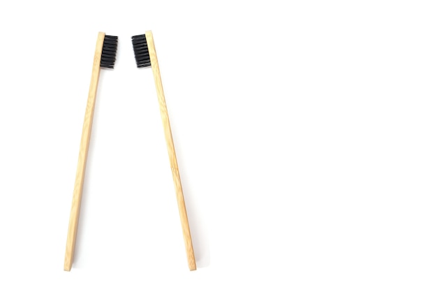 Twee bamboe tandenborstels geïsoleerd op een witte achtergrond. Ruimte kopiëren.