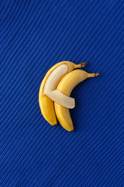 Twee bananen liggen naast elkaar en omhelzen elkaar als mensen.