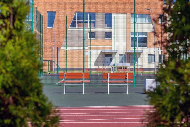 Twee banken op een speelplaats bij een gesloten school