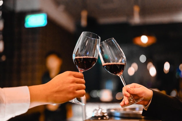 Twee barman genieten van Cheers glas wijn voor wijnproeverij evenement in een restaurant bij zonsondergang. barman, proeverij, diner, wijn, drank, dinerconcept.