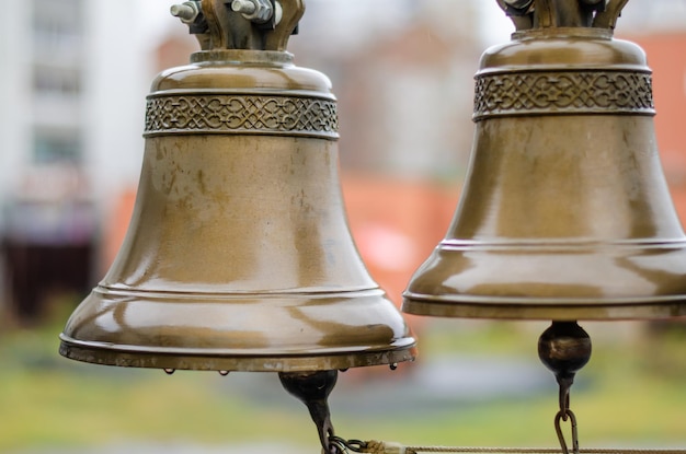 Twee bellen op een raam