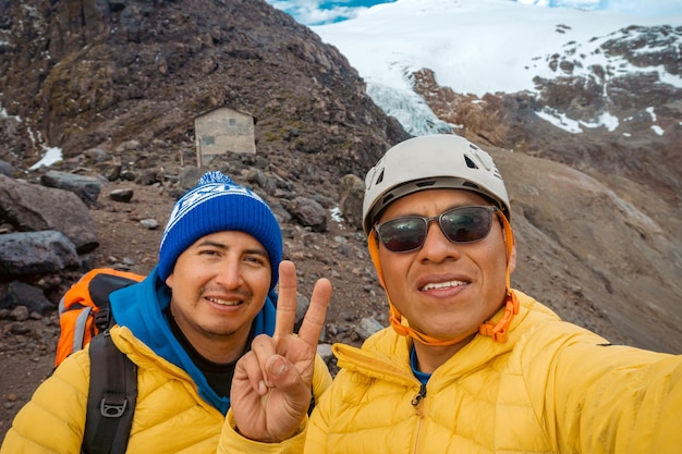 Twee bergbeklimmers kijken naar de camera op de cayambe-vulkaan