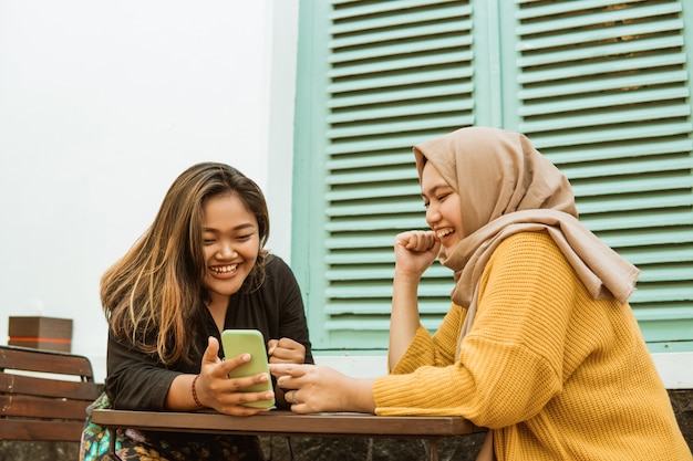 Twee beste vrienden chatten zittend