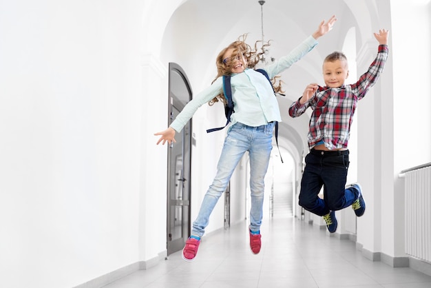 Twee beste vrienden klasgenoten jongen en meisje springen op