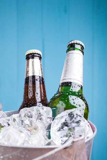 Foto twee bierflessen in ijsemmer