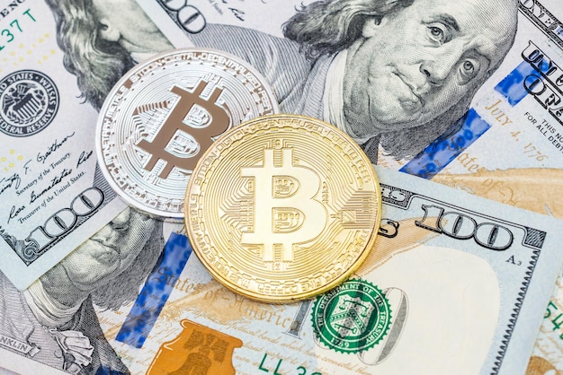 Twee bitcoins op dollars achtergrond Bedrijfsconcept Bovenaanzicht