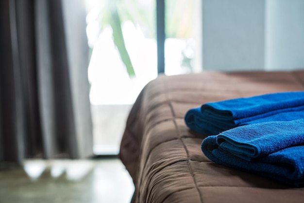 Twee blauwe schone schone handdoeken op een bed in hotel plaatsen