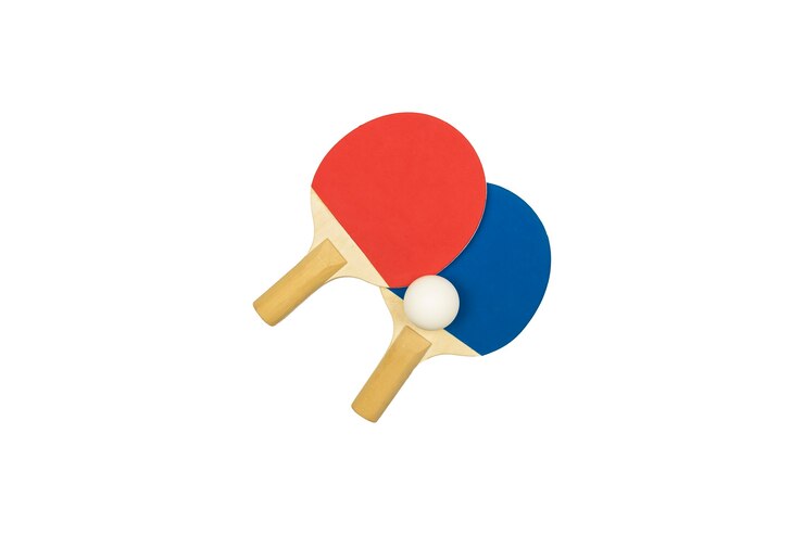 Twee blauwe tafeltennisrackets staan klaar voor de pingpongwedstrijden