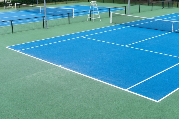 Twee blauwe tennisbanen op buiten