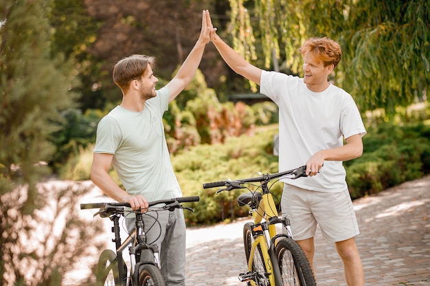 Twee blije sportieve maatjes begroeten elkaar