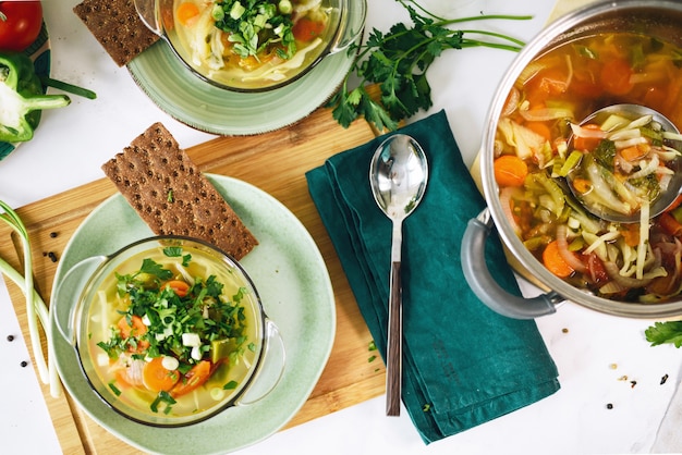 Twee borden met vegan eten, koolsoep thuis op tafel