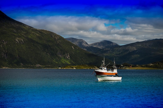 Twee boten in de buurt van Noorwegen fjorden landschap achtergrond hd