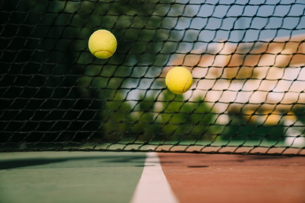 Foto twee bouncende tennisballen