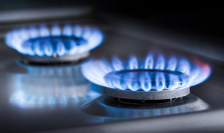 Foto twee brandende gasbranders op een keukengasfornuis